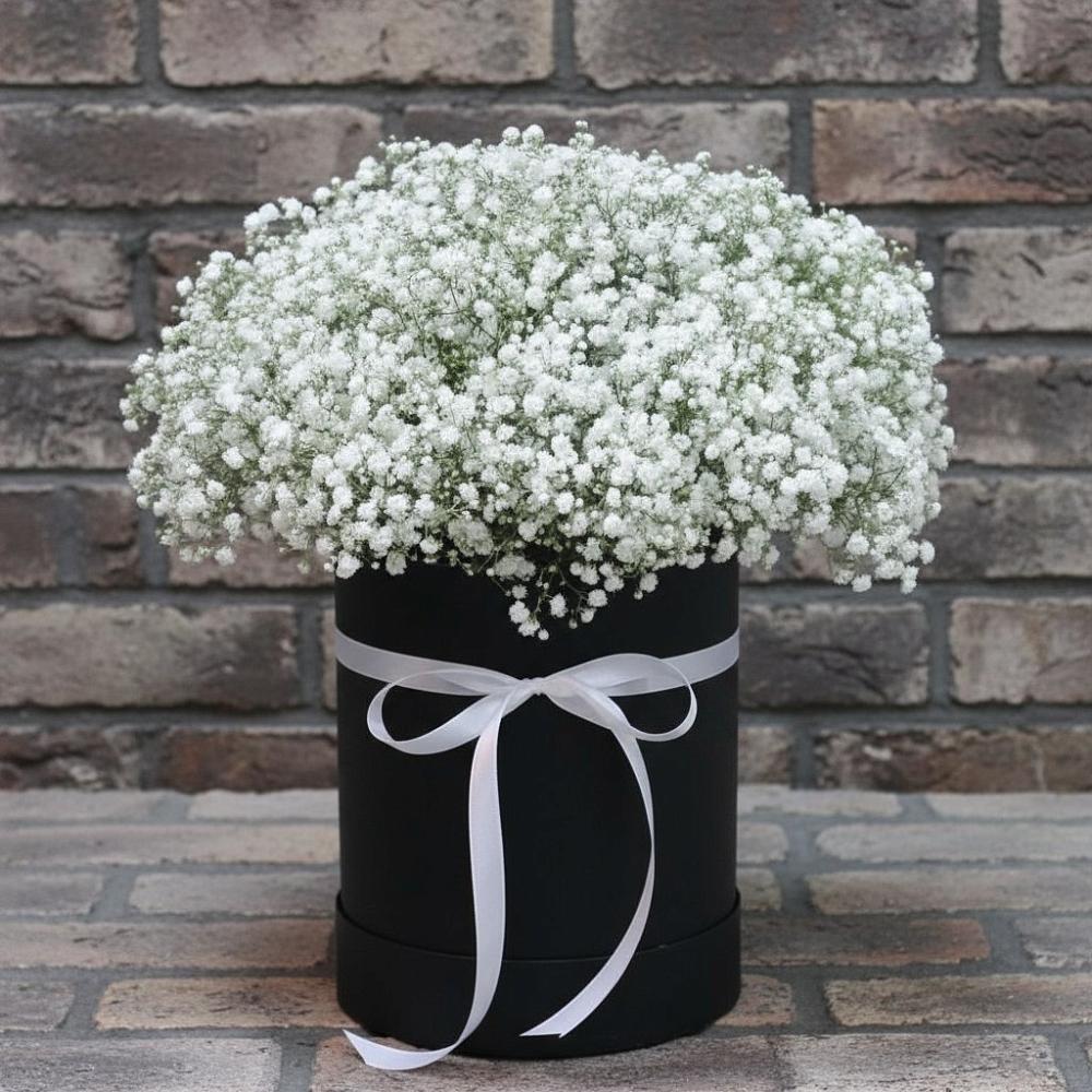 Цветочная композиция из Гипсофила в шляпной коробке в Рябово