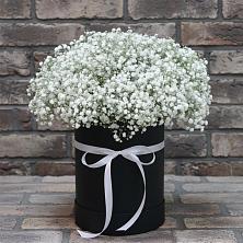 Цветочная композиция из Гипсофила в шляпной коробке в Рябово
