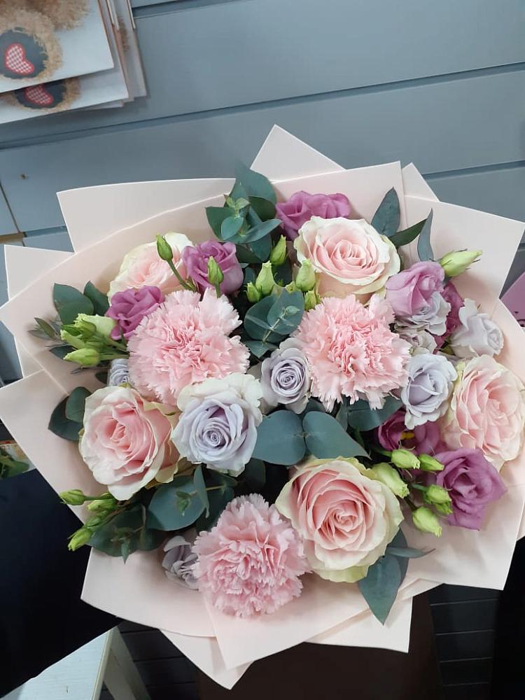 Букет цветов из: Розы, Гвоздики и Лизиантусы в Рябово